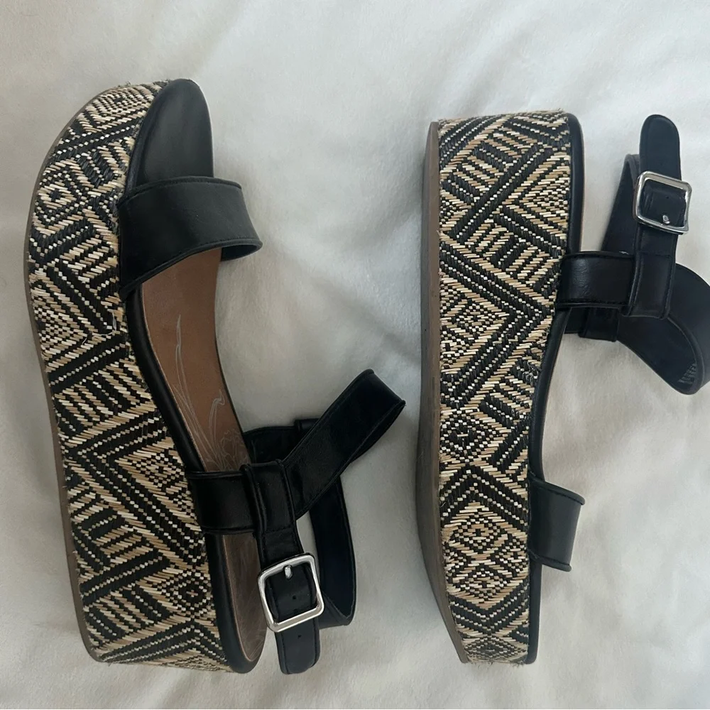 Fun Platform Sandals - Picture 1 of 4